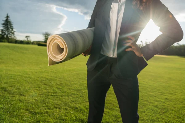 Businesswoman with yoga mat — Stock Photo, Image