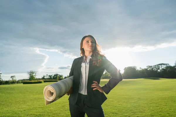 Businesswoman with yoga mat — Free Stock Photo