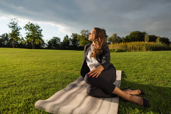 Forretningskvinne som hviler i parken – stockfoto