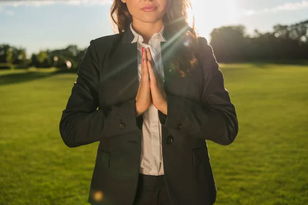 Mujer de negocios meditando en el parque — Foto de Stock