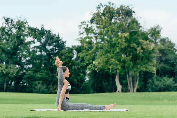 Mujer joven realizando pose de yoga — Foto de Stock