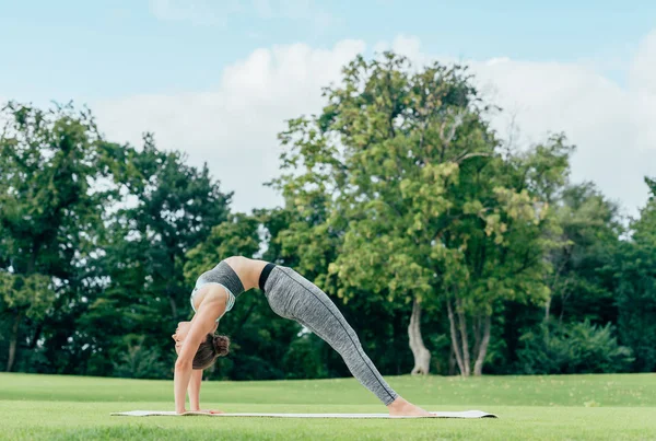 Kaukasiska kvinna utför yoga — Stockfoto