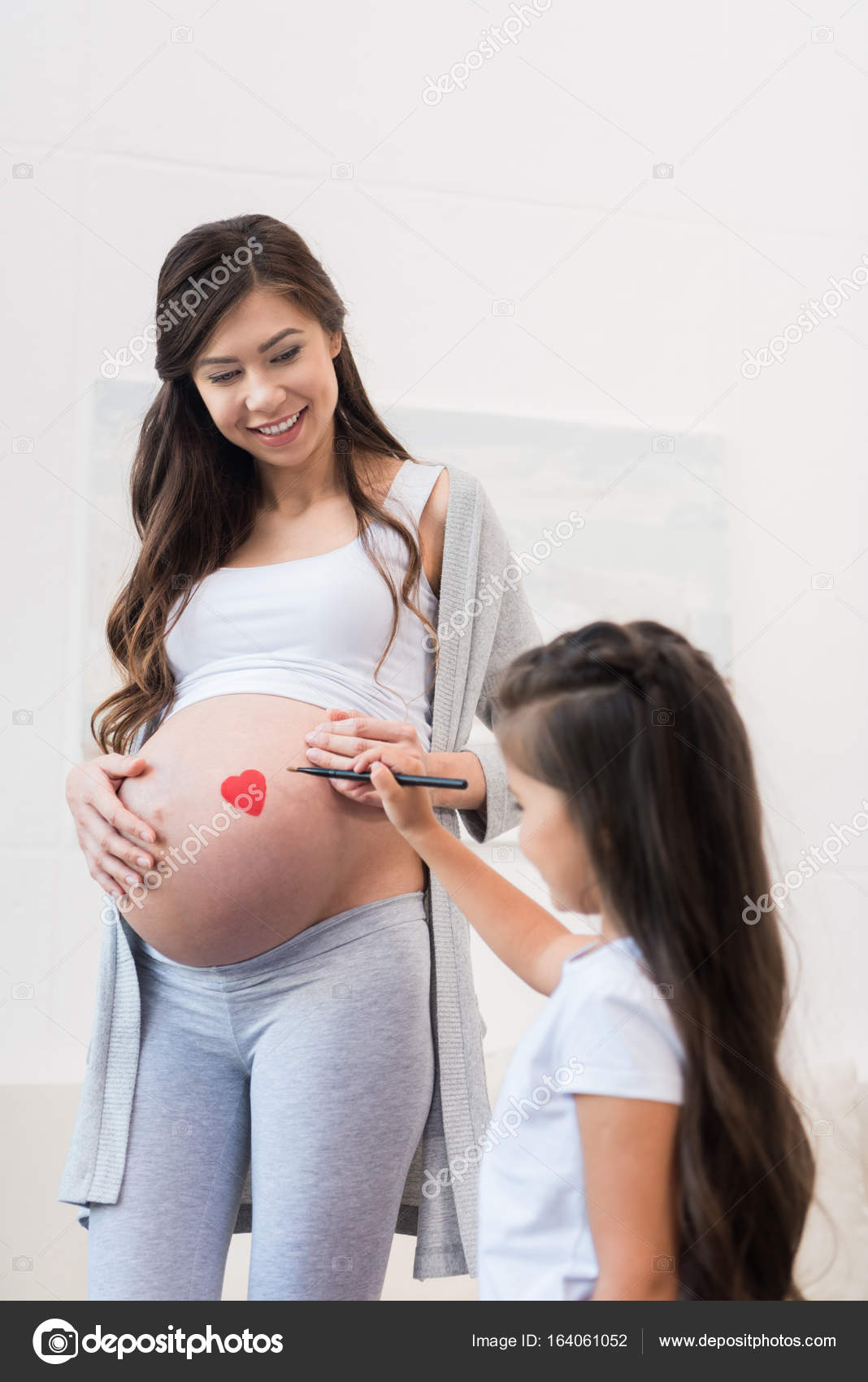 https://st3.depositphotos.com/12985790/16406/i/1600/depositphotos_164061052-stock-photo-girl-drawing-on-pregnant-belly.jpg