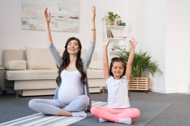 Lotus kızı hamile kadınla poz