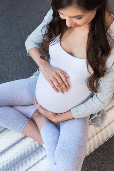 Pregnant woman touching belly — Stock Photo, Image