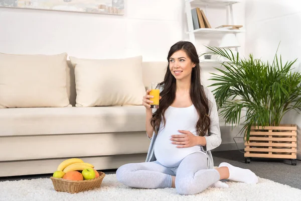 Mulher grávida segurando vidro de suco — Fotografia de Stock