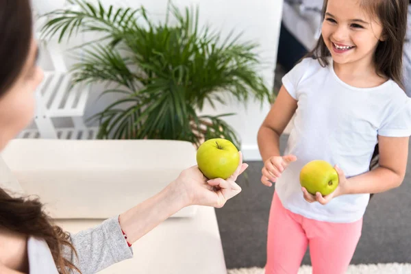 Gravid mamma ger apple till dotter — Stockfoto