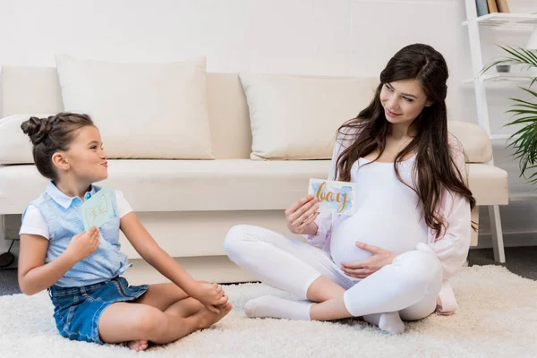 Gravid kvinna och dotter hålla kort — Stockfoto