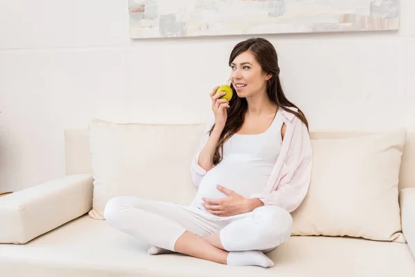 Těhotná žena jí jablka — Stock fotografie