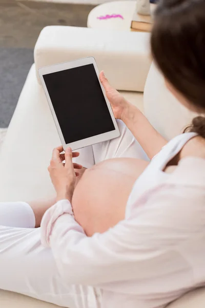 Femme enceinte avec tablette numérique — Photo