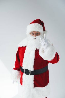 Noel Baba parmağıyla işaret ediyor. 
