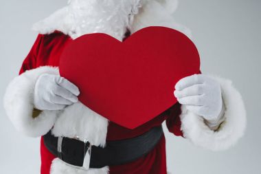 kalp simgesi tutan santa