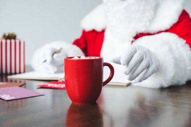 sıcak çikolata marshmallow ile içme santa
