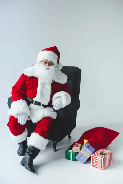 Kerstman met geschenkdozen — Stockfoto