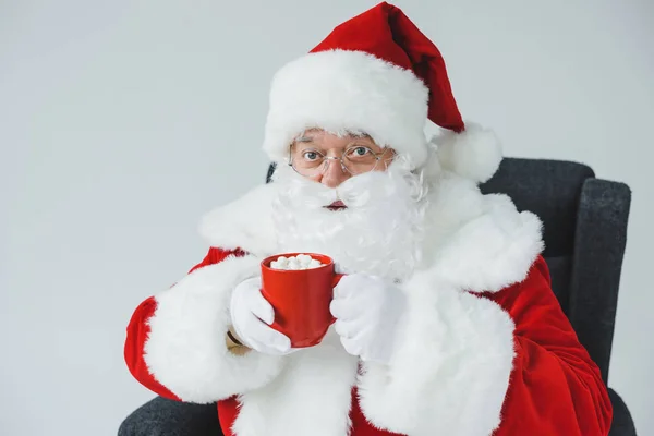 Weihnachtsmann trinkt heiße Schokolade mit Marshmallows — Stockfoto