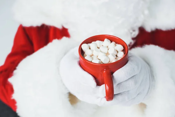 Santa drinken warme chocolademelk met marshmallows — Stockfoto