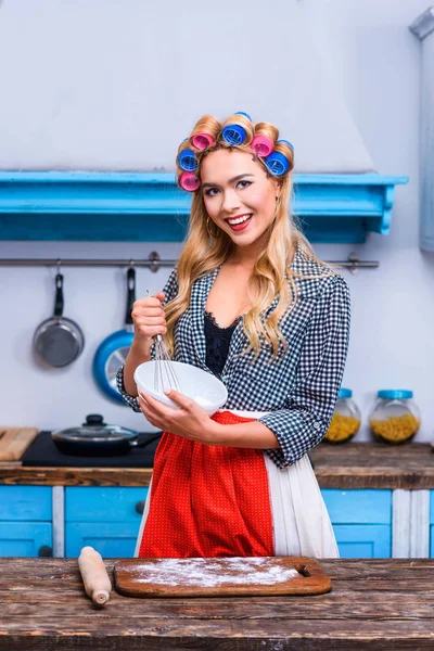 Vrouw koken in keuken — Stockfoto