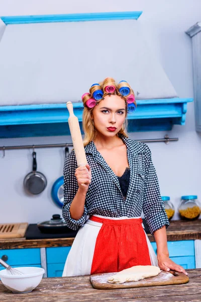 Housewife cooking in kitchen — Stock Photo, Image