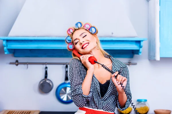 Woman talking on telephone — Stock Photo, Image