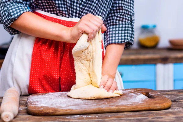 Huisvrouw kneden van deeg — Stockfoto