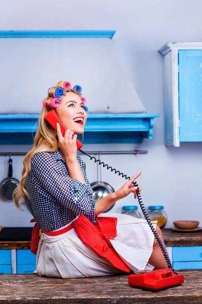 Woman talking on vintage telephone — Stock Photo, Image