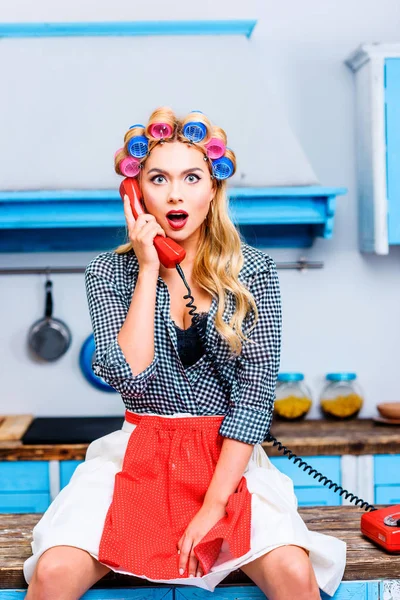 Shocked woman with telephone — Free Stock Photo