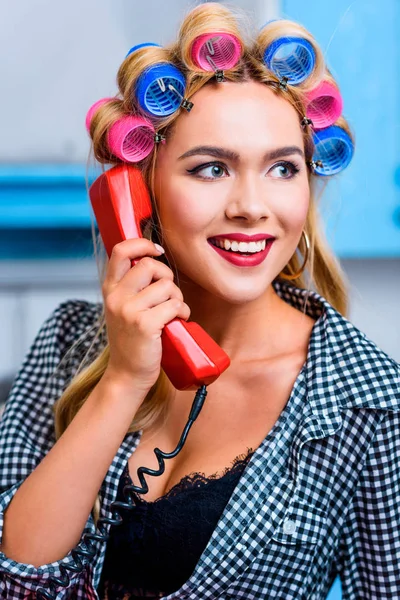 Woman talking on telephone — Free Stock Photo