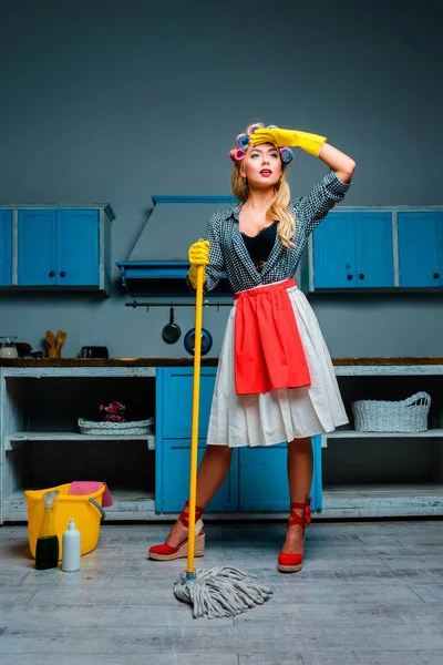 Huisvrouw dweilen vloer — Stockfoto