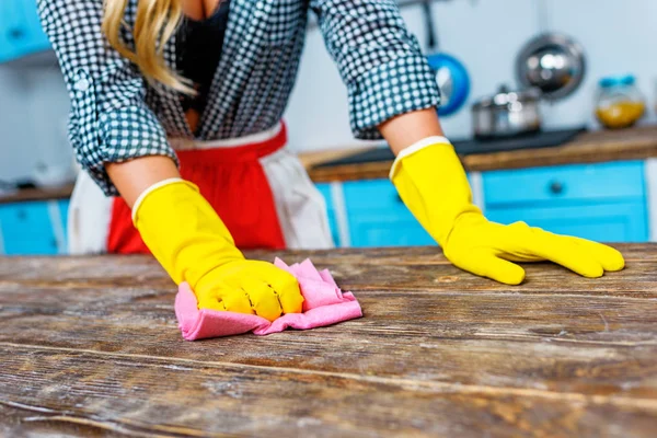 Dona de casa limpeza mesa — Fotografia de Stock
