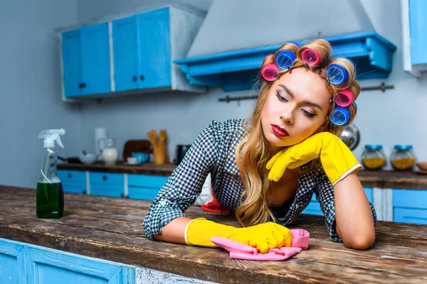 ev hanımı temizlik masa üstü