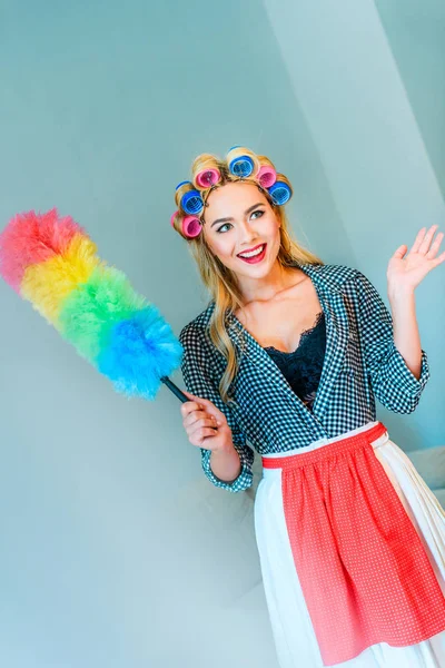 Vrouw schoonmaken met stofdoek — Stockfoto