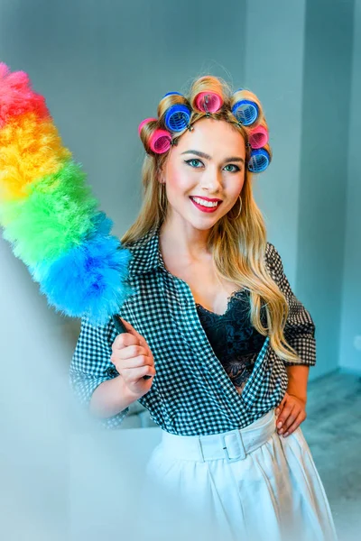 toz bezi ile gülümseyen ev kadını