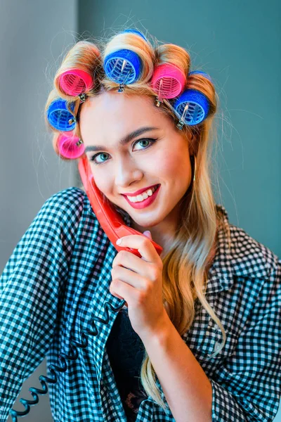 Woman talking on telephone — Stock Photo, Image