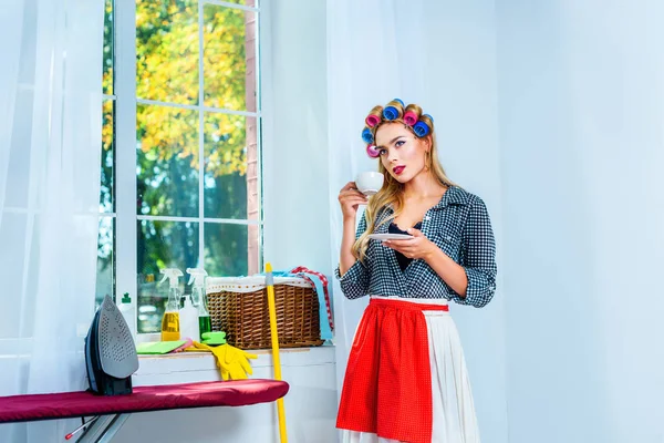 Housewife having coffee break — Stock Photo, Image