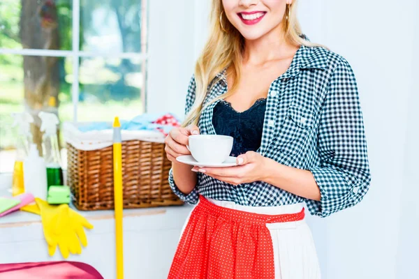 Huisvrouw met koffiepauze — Gratis stockfoto