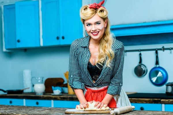 Ousewife kneading dough — Stock Photo, Image