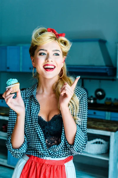 Pin up girl with cupcake — Stock Photo, Image