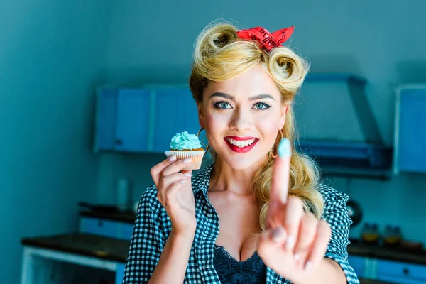 Pin up meisje met cupcake — Stockfoto