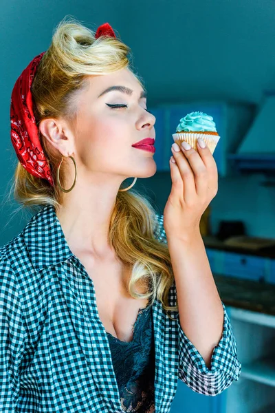 Pin up girl with cupcake — Stock Photo, Image