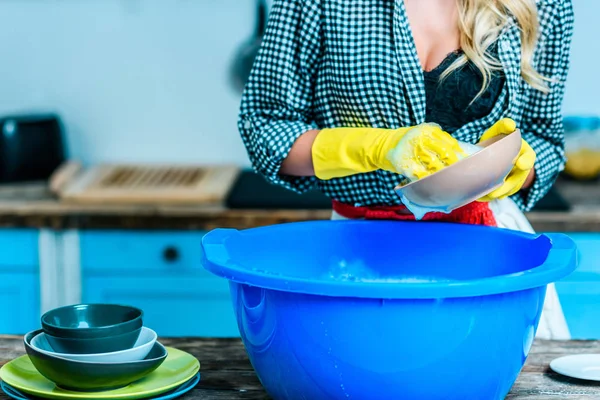 Домохозяйка мыть посуду — стоковое фото