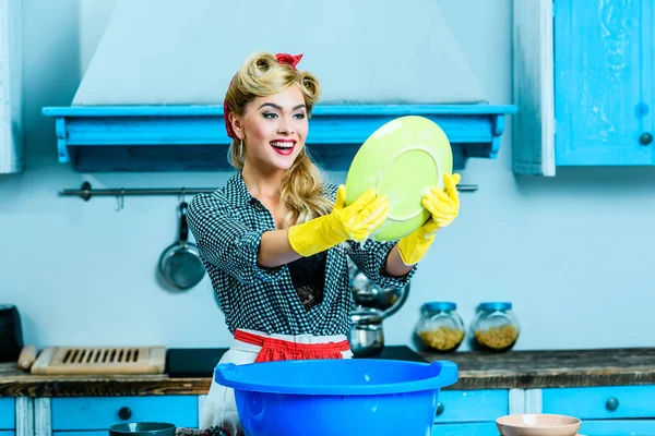 Housewife washing dishes — Stock Photo, Image