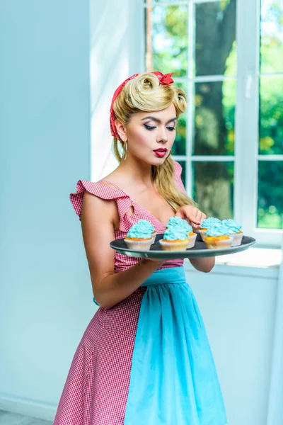 Pin up housewife with cupcakes — Stock Fotó