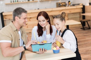 Aile tablet vasıl arıyorsunuz
