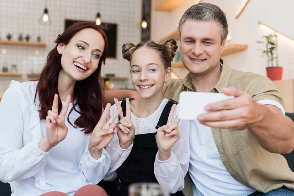 Rodinné pořizování selfie v kavárně — Stock fotografie