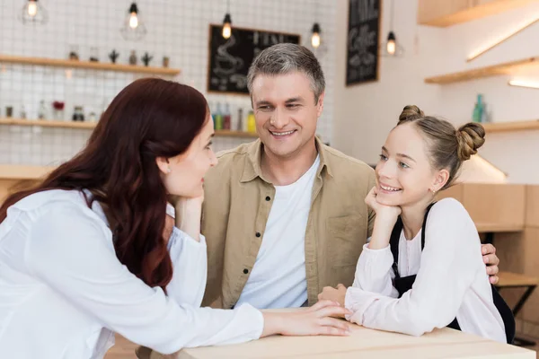 Hermosa familia en la cafetería — Foto de Stock