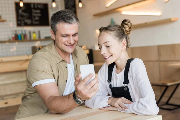 Baba ve kızı smartphone vasıl arıyorsunuz — Stok fotoğraf