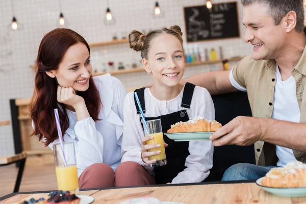 Vackra familj i café — Stockfoto