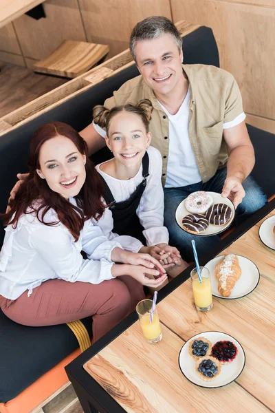 Красивая семья в кафе — стоковое фото