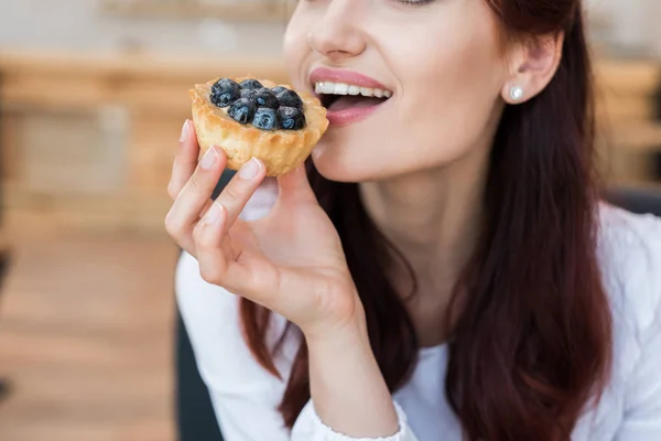 Vrouw eten heerlijk dessert — Stockfoto
