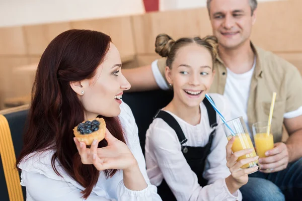 Vackra familj i café — Gratis stockfoto